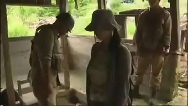 หนังโป๊ญี่ปุ่น ทหารเฝ้าชายแดน จับลูกสาวคุณลุงแก้ผ้าแล้วเย็ด เป็นค่าผ่านทาง ก่อนข้ามชายแดน คุณลุงได้แต่นั่งดู